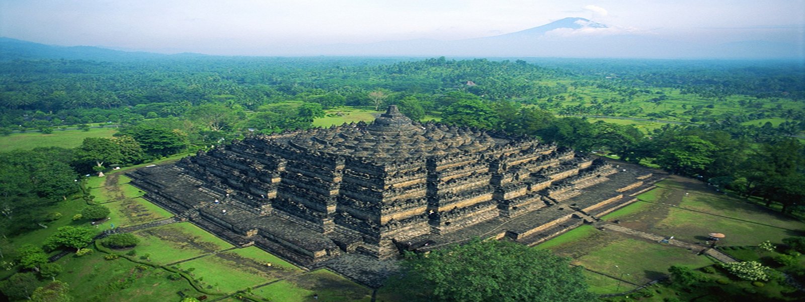 BOROBUDUR - THÁP PHẬT TRÊN NGỌN ĐỒI